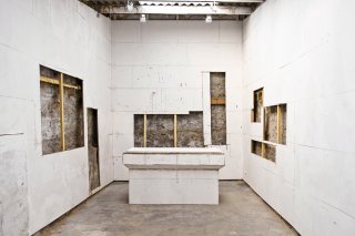 Catafalque, 2011. Bois et colle, 190 x 100 x 90 cm, atelier 217, Boulogne-sur-Mer.