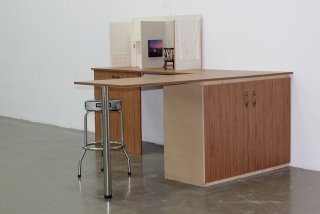 Clément Hébert, Frankfurt, panneau mélaminé, tube aluminium, bois, peinture, objets décoratif, 2021 