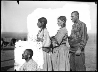 L'anthropologue Eugène Pittard « Portraits de groupes de face et de profil réalisés dans la région de la Dobroudja, en Roumanie, vers 1899-1910 », négatifs sur verre, 13 × 18 cm