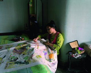 — Shreyasi Chatterjee au travail, en train de broder, Lake Town, Kolkata nord, mars 2011© Patrick Faigenbaum 