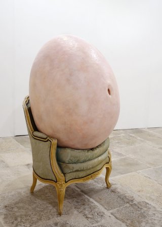  EggO, 2015/2016 cire, huile et fibre de verre sur armature, fauteuil 80 x 80 x 135 cm Crédit photo : Bénédicte Deramaux